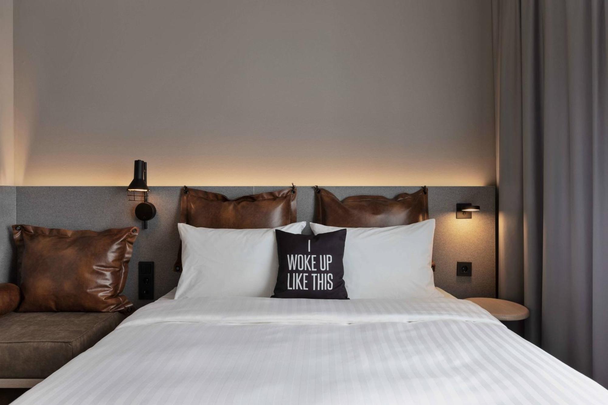 Moxy 3*
